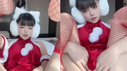 Cosplay聖誕情趣裝扮自慰，全程露臉用道具插入美穴 表情特別淫蕩 看了實在心癢 欲夢