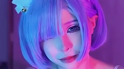 Cosplay 雷姆 趴在身上撫摸調情 深喉口交舔舐雞巴 上位騎乘插入榨精後中出內射 婉婉兒