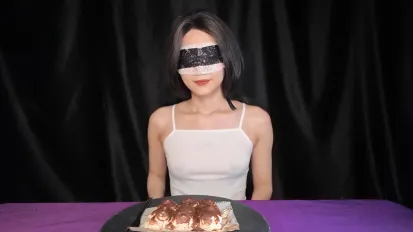 哥哥射在提達米蘇上投餵給我吃精液食物我全部吃完了哦